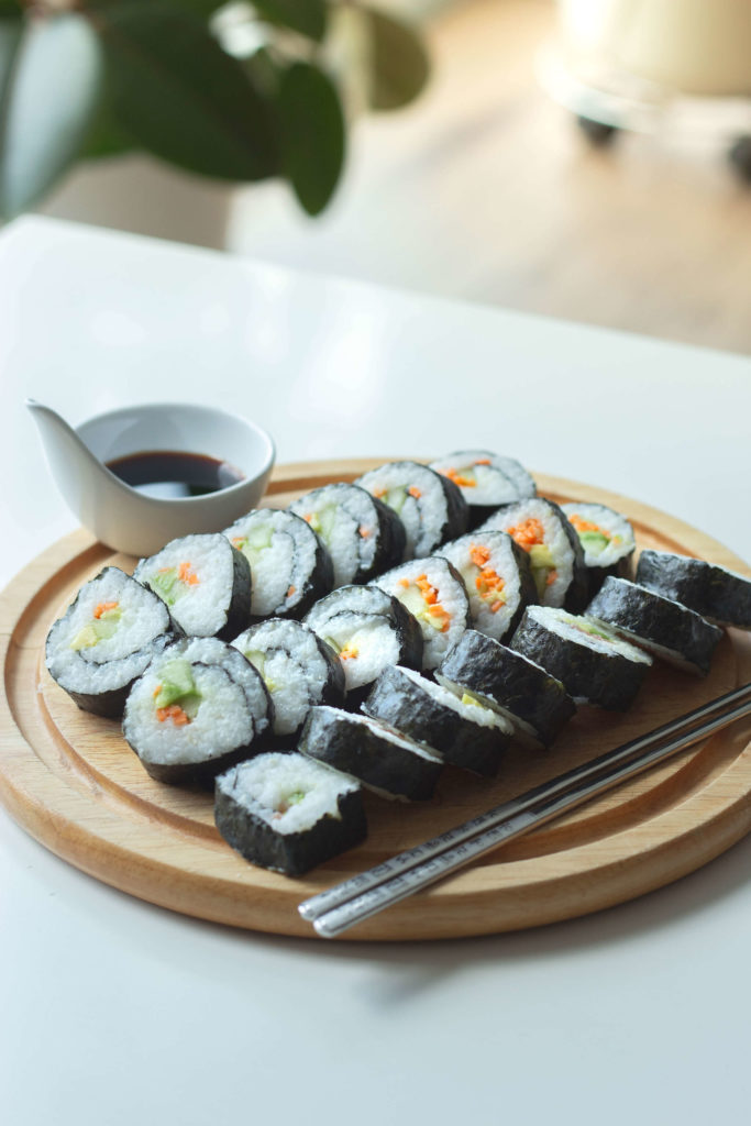 Vitt bord med en bricka med sushi och soja
