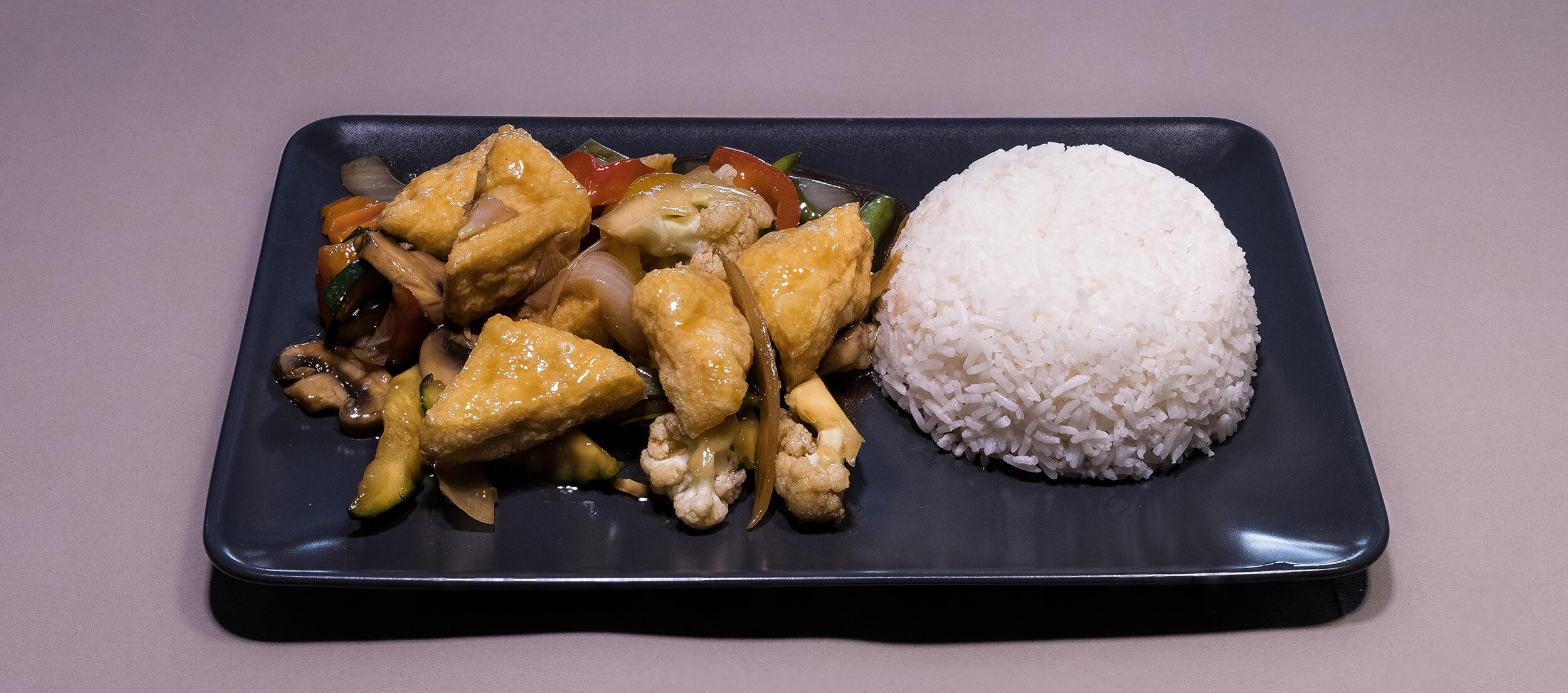 Friterad tofu med grönsaker och ris